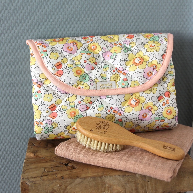 Barnabe aime le caf Changing Pad Suzie